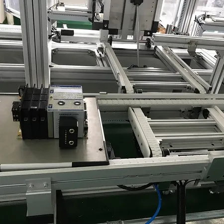 Plastic chain conveyor for low voltage components